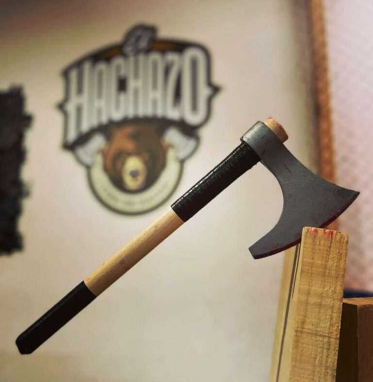 Evento de tiro de hacha de El Hachazo en exterior