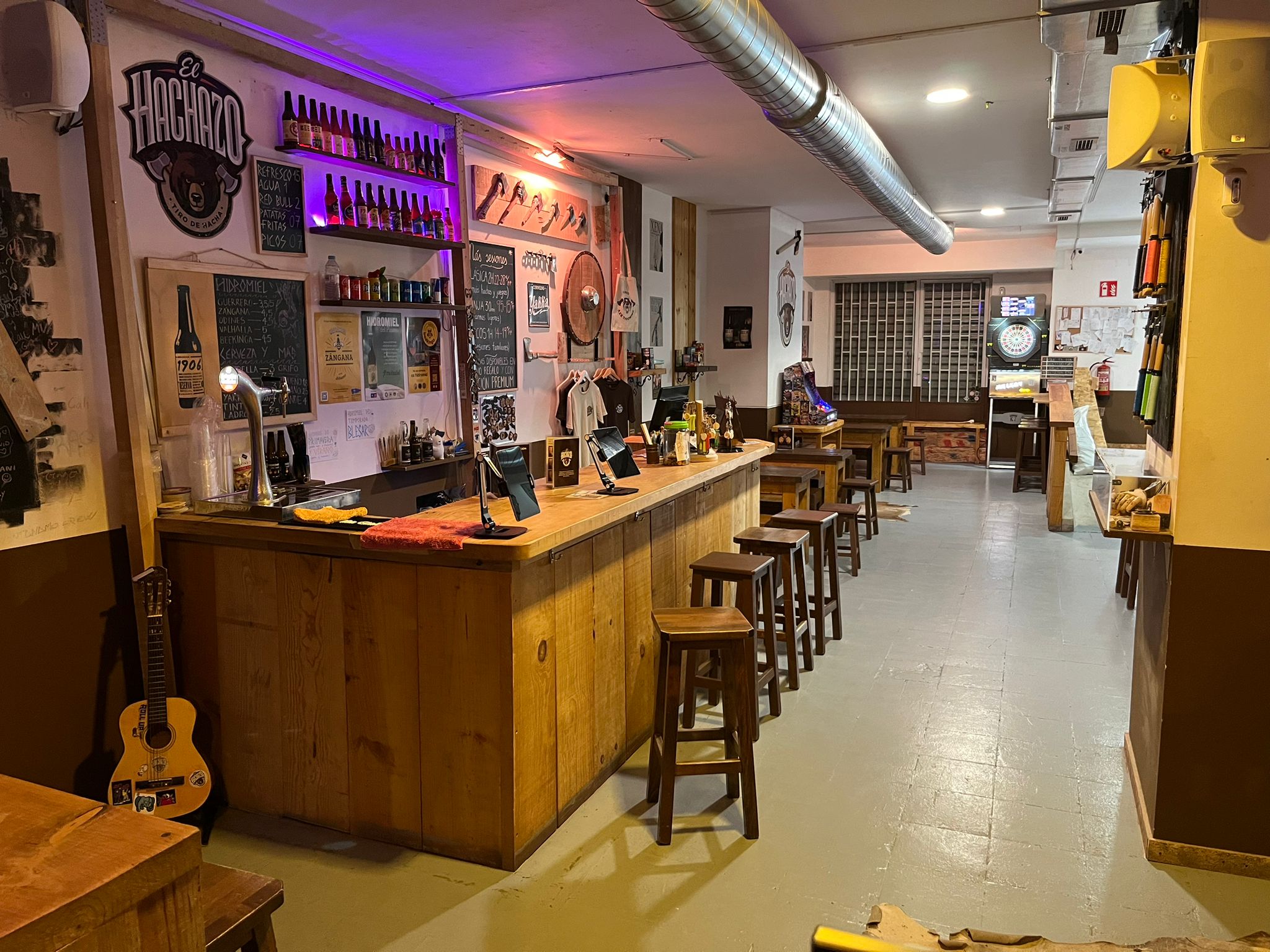 bar, cerveza, hidromiel arcade y juego de dardos en El hachazo Atocha de Madrid
